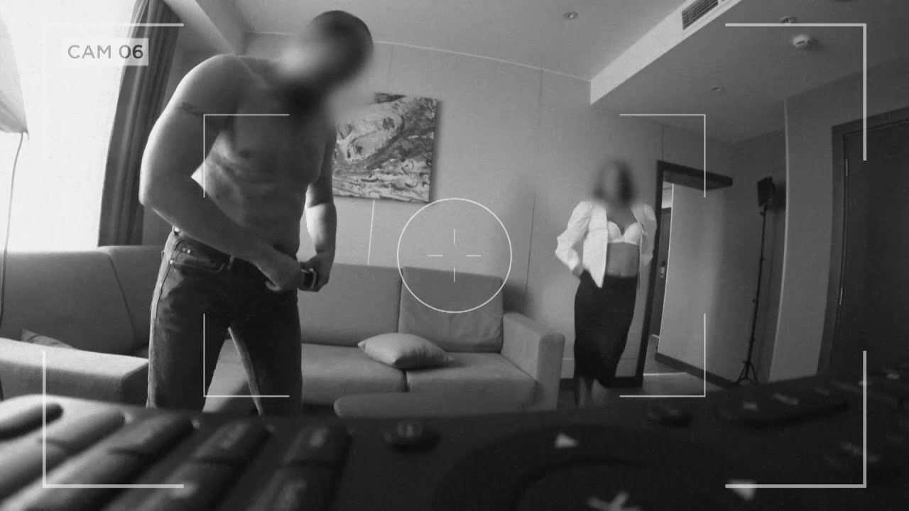 Белый парень натягивает смуглянку на записывающую видео скрытую камеру Белый парень натягивает смуглянку на записывающую видео скрытую камеру