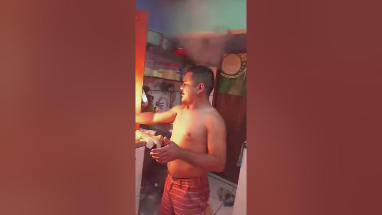 Streamer quase incendeia cozinha durante live após panela pegar