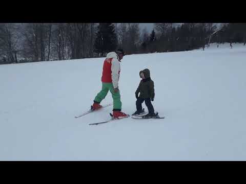 პირველი დადგომა თხილამურებზე