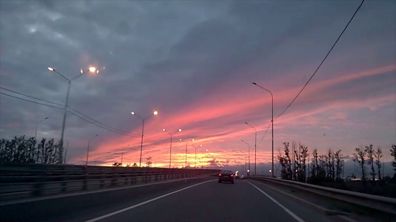Машина уезжает в закат