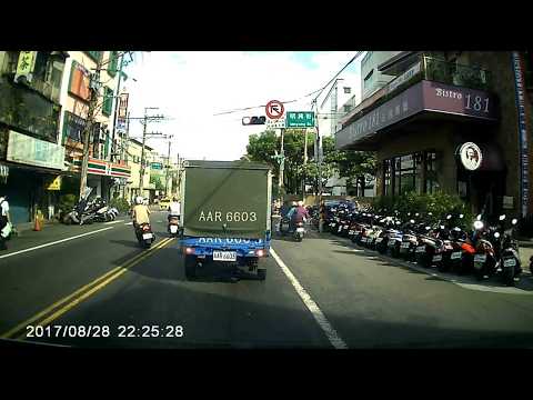 重大車禍影片備份: 路上目睹車禍,有一個阿北跨越雙黃線到對向停車時遭到左轉過來的車猛烈撞上 O