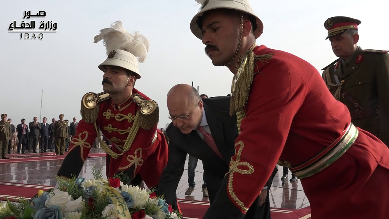 رئيس الجمهورية ورئيس اركان الجيش يضعان إكليلاً من الزهور على نصب الجندي المجهول