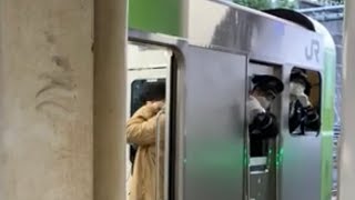 【JR東日本】JR日暮里駅山手線外回りホーム　発車メロディ『せせらぎ』＆新人車掌と指導車掌さんによるE235系発車シーン