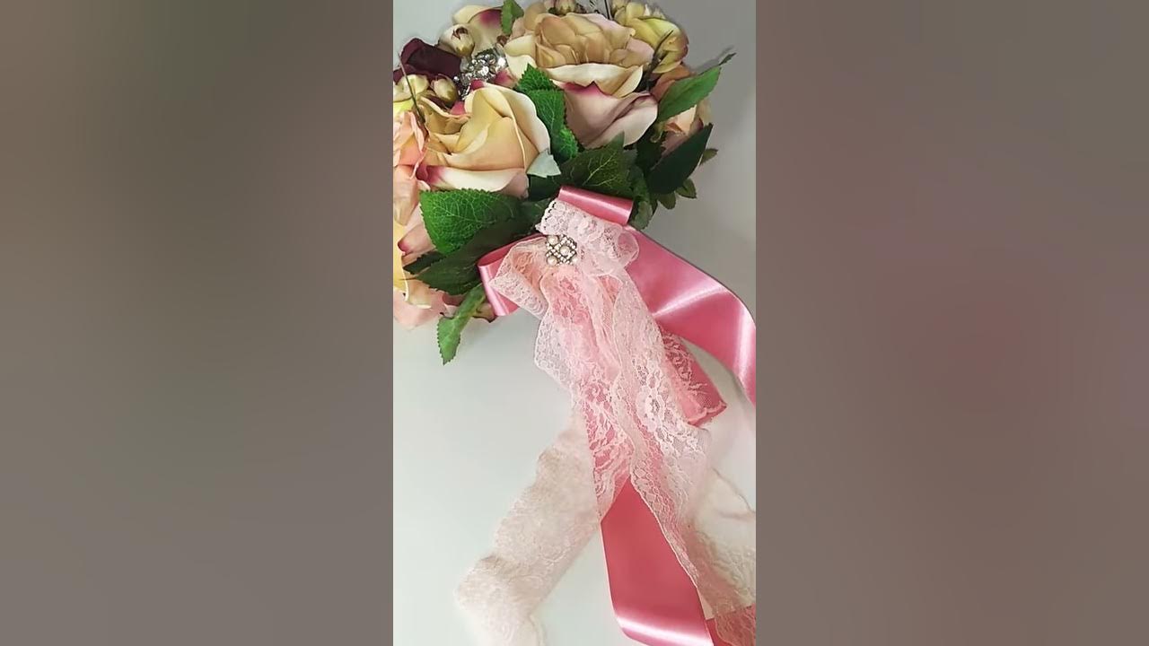 Buquê de noiva feito com flores artificiais na cor marsala. 18 de agosto de  2019 - thptnganamst.edu.vn