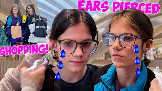 Kate &amp; Lilly go SHOPPING in a GIANT Mall! [Dad PAYS]