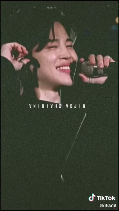 Jimin dengan baju hitam check