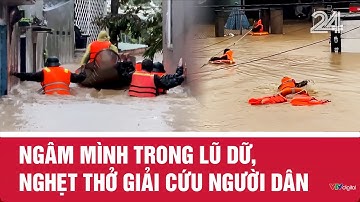 Ngâm mình trong lũ dữ, nghẹt thở giải cứu người dân | VTV24