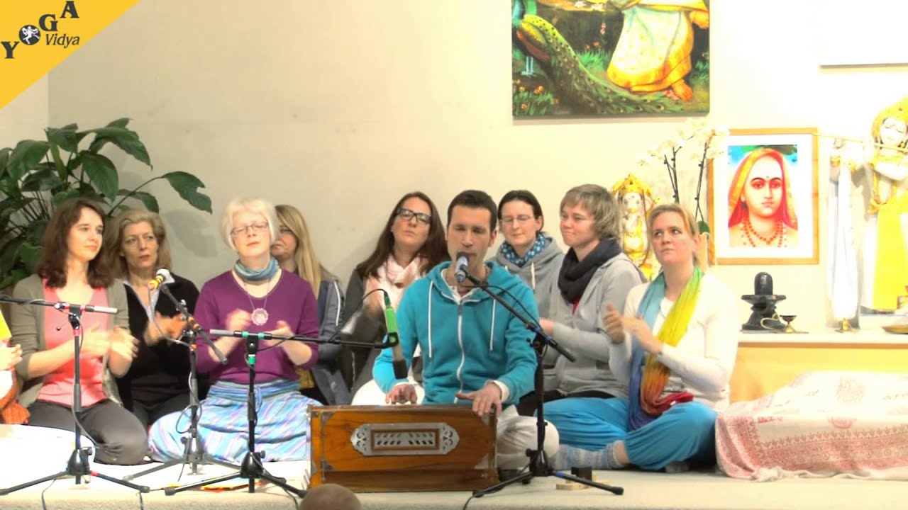 Ma Durga mit Sundaram und Mantraseminargruppe meditation for anxiety