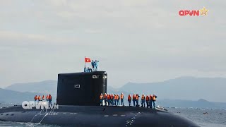 Tàu ngầm Kilo Việt Nam cập cảng Cam Ranh sau nhiệm vụ tuần tra biển Đông