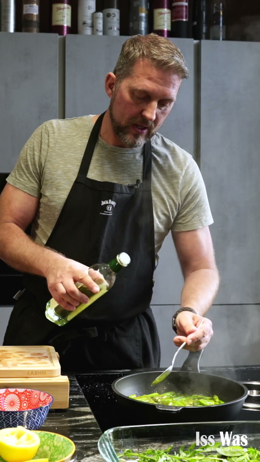 Fruchtiger Spargelsalat mit Erdbeeren #shorts - YouTube