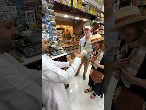 تاجر عماني شاب يتقن عدة لغات نزوى