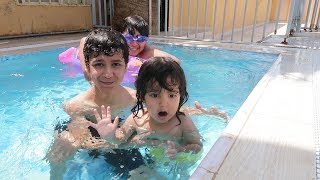ليلى أول مره تسبح // وعلاوي خايف عليها تغرق !!