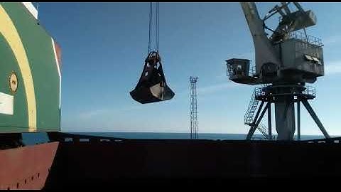 Incredible crane unloading