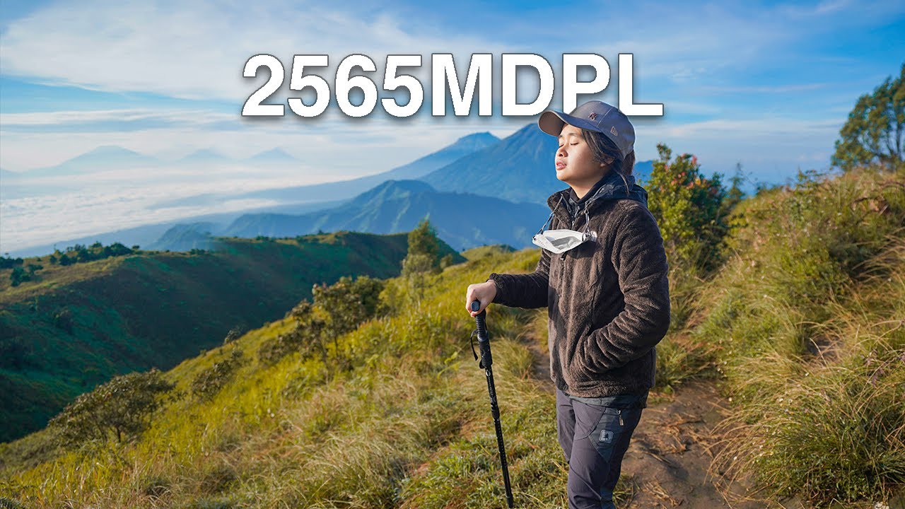 Gritte Agatha Nikmati Keindahan Puncak Gunung Prau