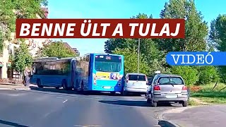 HATALMAS KASZA! Letarolta egy kanyarodó busz hátulja a parkoló autó oldalát Soroksáron