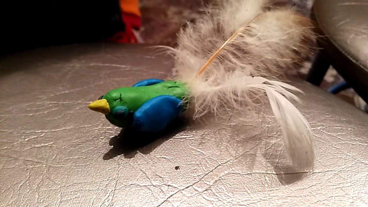 Пернатые мохнатые. Птица из пластилина с перьями. Перо из пластилина с перьями. Птица с перьями из легкого пластилина. Лепка пернатые мохнатые.