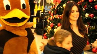 Manuela Arcuri in Forma Foto da Befana con i Fan