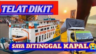 TRUK CANTER HD EXPEDISI NAIK KAPAL SIANG HARI DI PELABUHAN MERAK