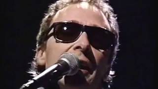 Watch Graham Parker Everything Goes video