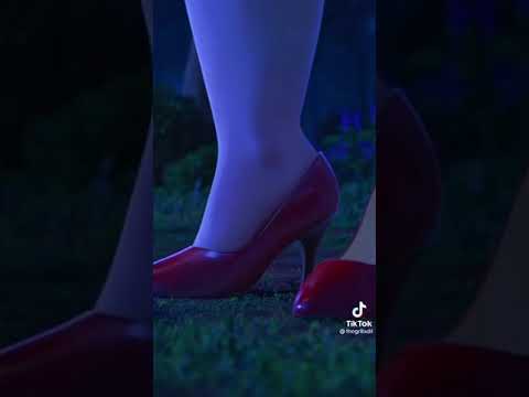 ذات الحذاء الاحمر