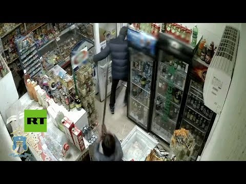 Empleada expulsa 'a escobazos' a un ladrón de una tienda en Rusia