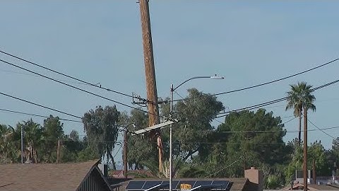 Phoenix crash shears power pole in half, leaves hundreds without electricity