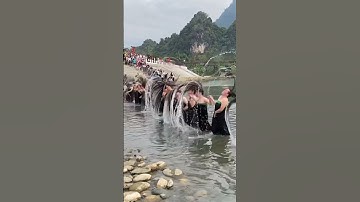 Hàng 100 thiếu nữ xinh đẹp Áp Hô Chiêng