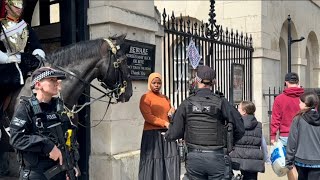 POLICE IMMEDIATELY RUSHED and tells STOP! 🛑 that’s PROHIBITED at horse GUARDS