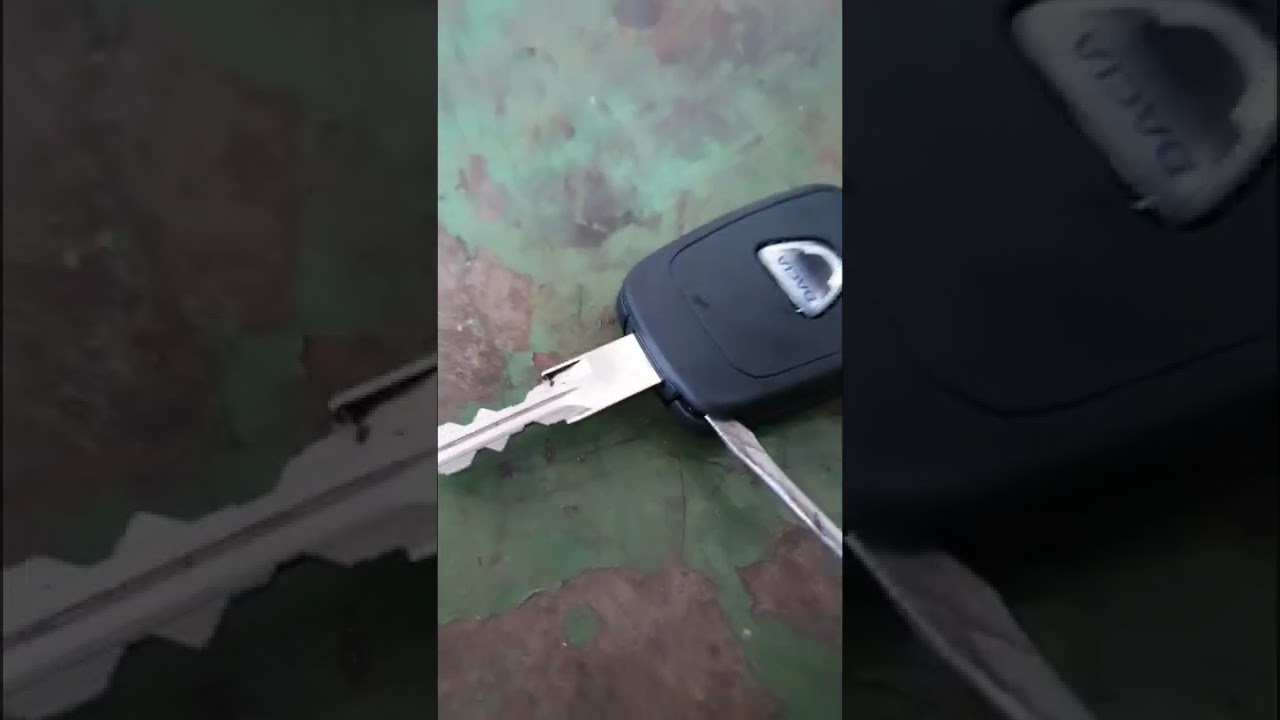 Key battery replacement on a Dacia Sandero