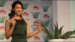 秋元才加、アロエベライメージ衣装で登場　「ALOEBENE」新商品発表会(1)