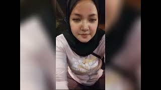 awek cantik payung padu time live.(LOGO PEROTON)