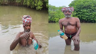 An old man&#39;s method of catching shrimp by swimming in the river🦐🦐 #hunting #prawns 