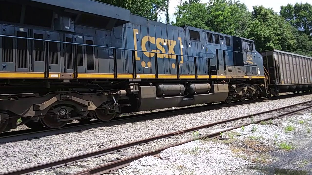 CSX 3313, CSX 3426 & mid dpu CSX 952 mpC250 Dossett yard Marlow TN 23jul19