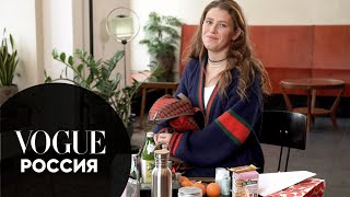 Что в сумке у Варвары Шмыковой? | Vogue Россия