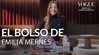 Emilia Mernes revela qué lleva en su bolso (y algunos tips de belleza) |Vogue México y Latinoamérica