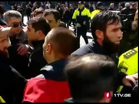 პარლამენტთან მიმდინარე აქციაზე ერთი ადამიანი დააკავეს