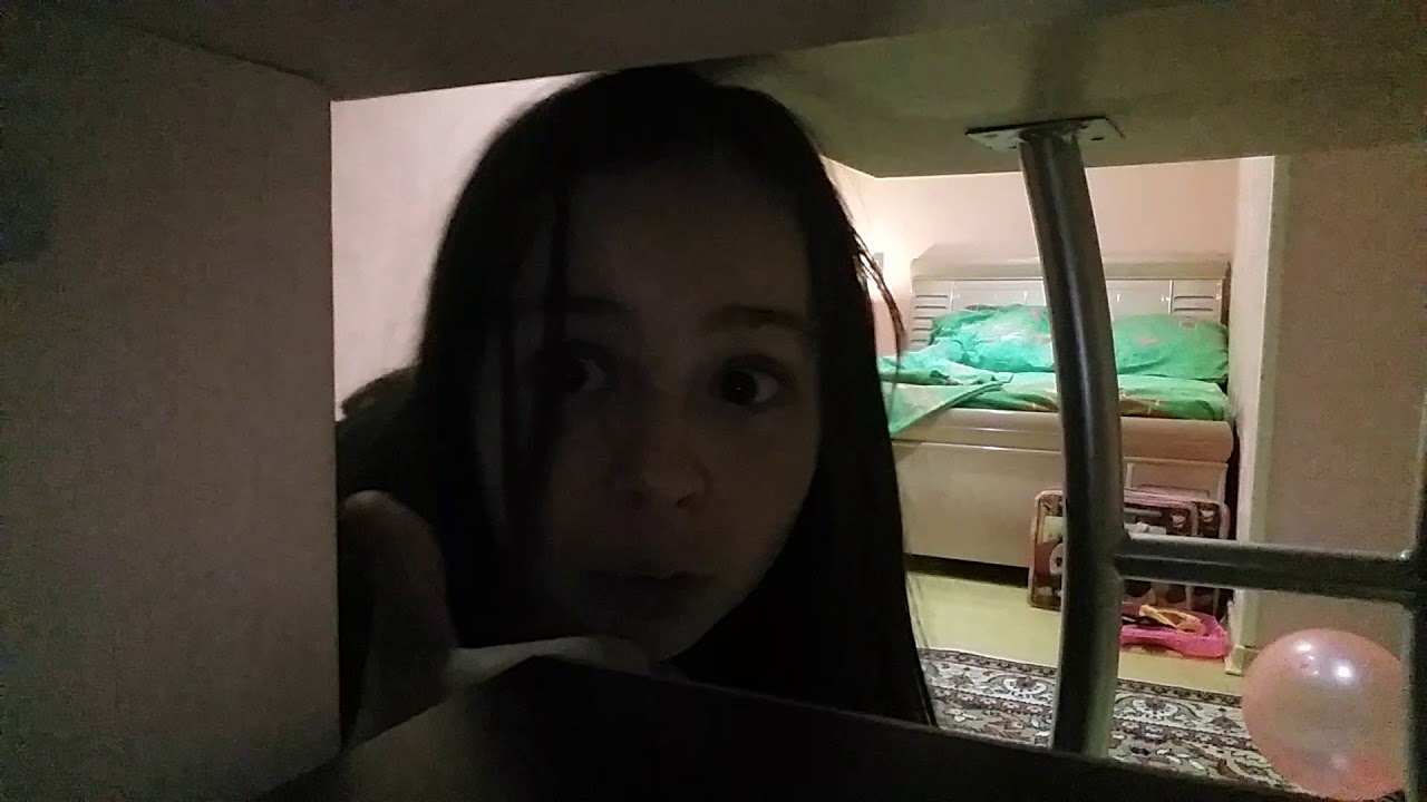 няня для мальчика. подгляд за мамой в комнате. контроль подростка. скрытая камера. отец следит за ребенком.