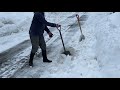 鶴岡暮らし　大きな雪の塊をスコップで小さくして除ける