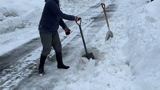 鶴岡暮らし　大きな雪の塊をスコップで小さくして除ける