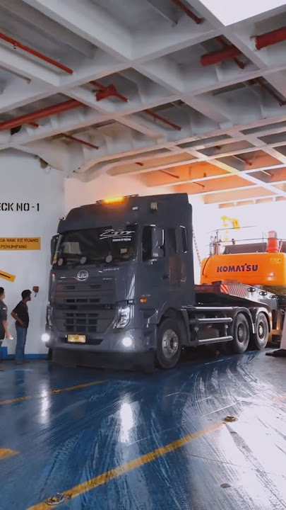 Truck Crashes Ship #shorts #truck #truckjumping #hino #automobile