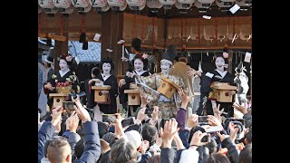 京都・八坂神社で芸舞妓らが豆まき