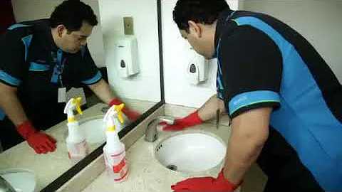 ¿Es el primer procedimiento que debe realizarse al limpiar el inodoro y el cuarto de baño?