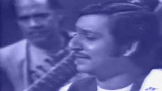 Ghulam Ali sings Ghalib  in PTV program Nikhar(70's) (Aah ko chahiye)