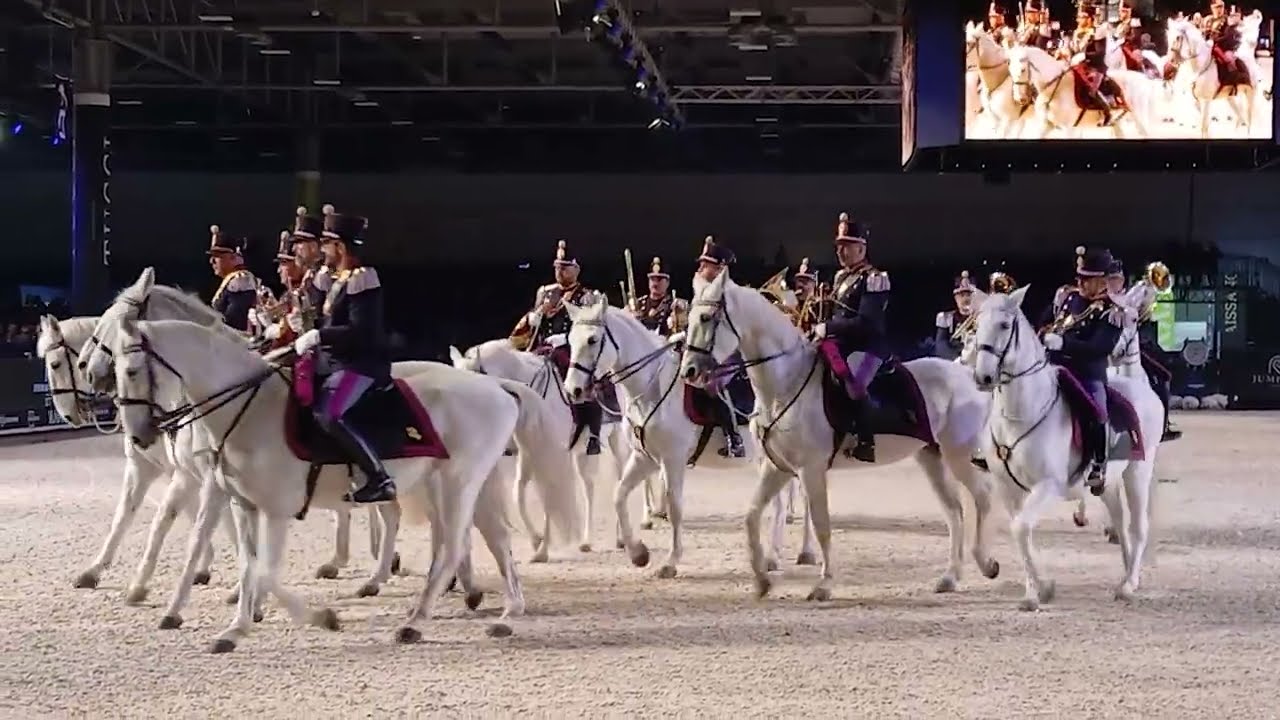 Gala d'oro di Fieracavalli 2025: Fanfara a cavallo della Polizia di Stato e Gruppo Italiano Attacchi