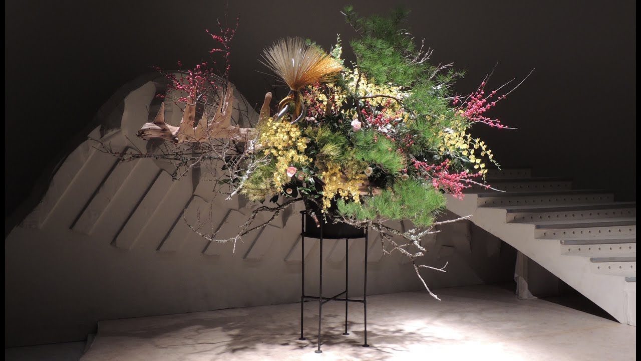 お正月】サブちゃんと歌仲間 // 2017年1月 草月流いけばな作品 - YouTube