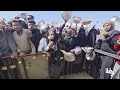 نازحون فلسطينيون يتدافعون للحصول على طعام من مطبخ خيري في خان يونس جنوب قطاع غزة