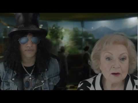 Рекламный ролик Slash & Betty White для LAIR в зоопарке Лос-Анджелеса, который откроется 8 марта (зеленые питоны)