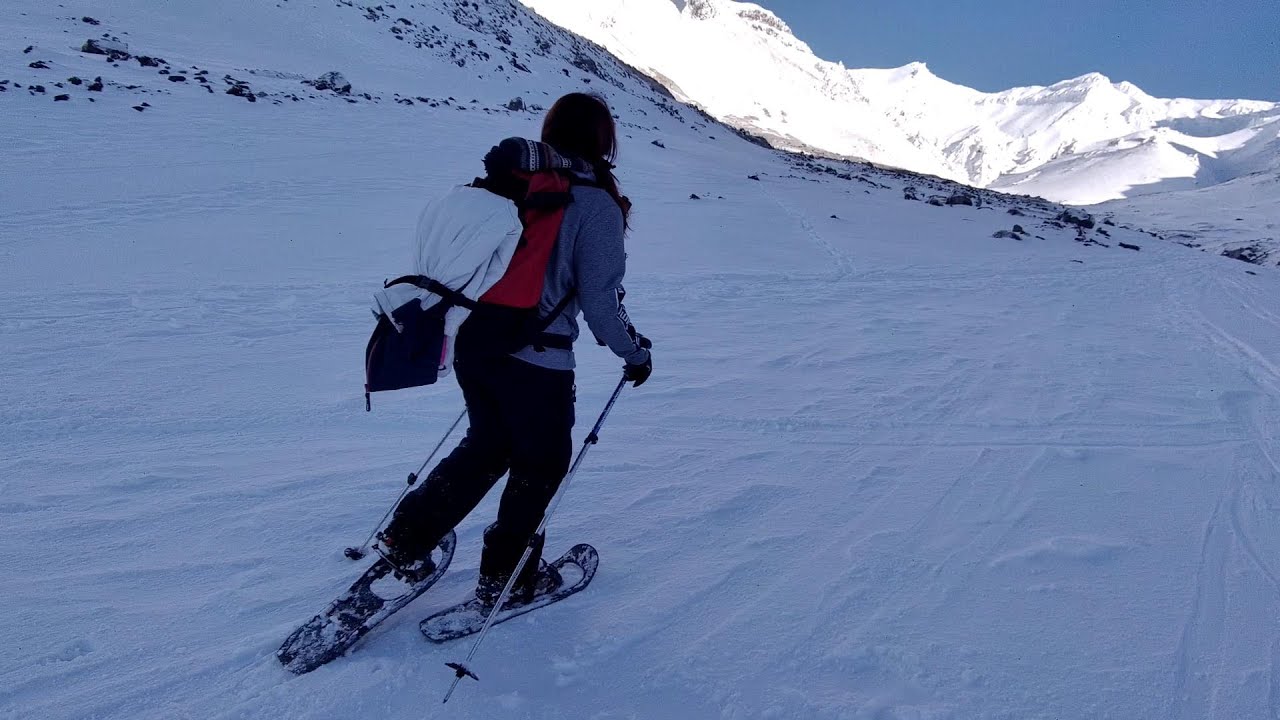 十勝岳温泉　安政火口でスノーシュー