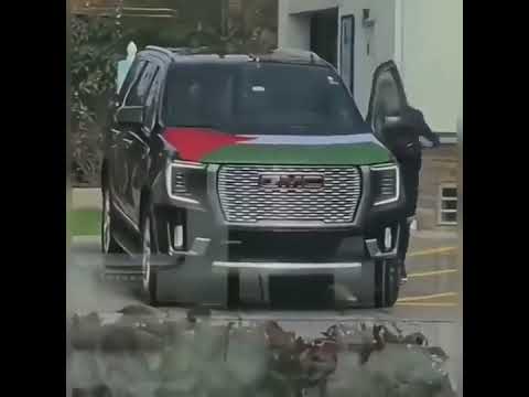 الممثل الأمريكي جيسون ستاثام يتحدى شرطة أمريكا ويضع علم فلسطين على سيارته