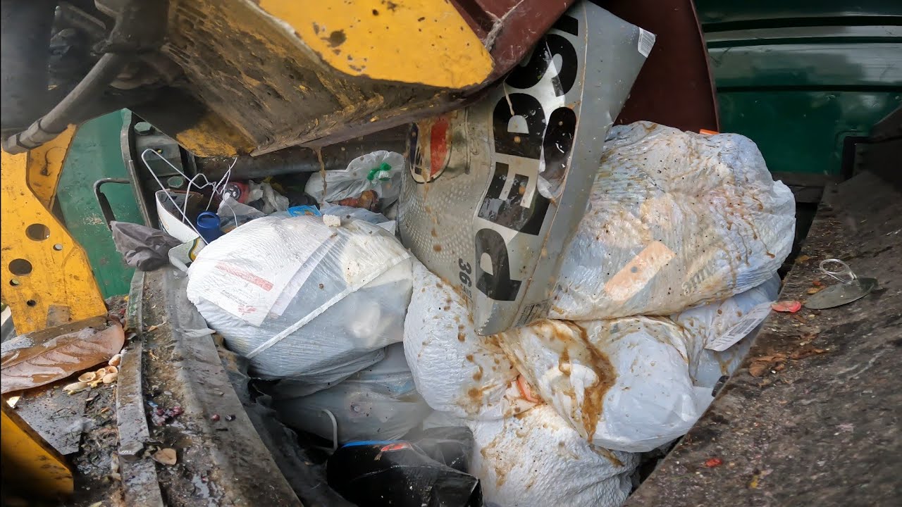 Waste Management Side loader garbage truck packer 